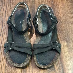 Teva strap sandals women sz 8 S/N 6510